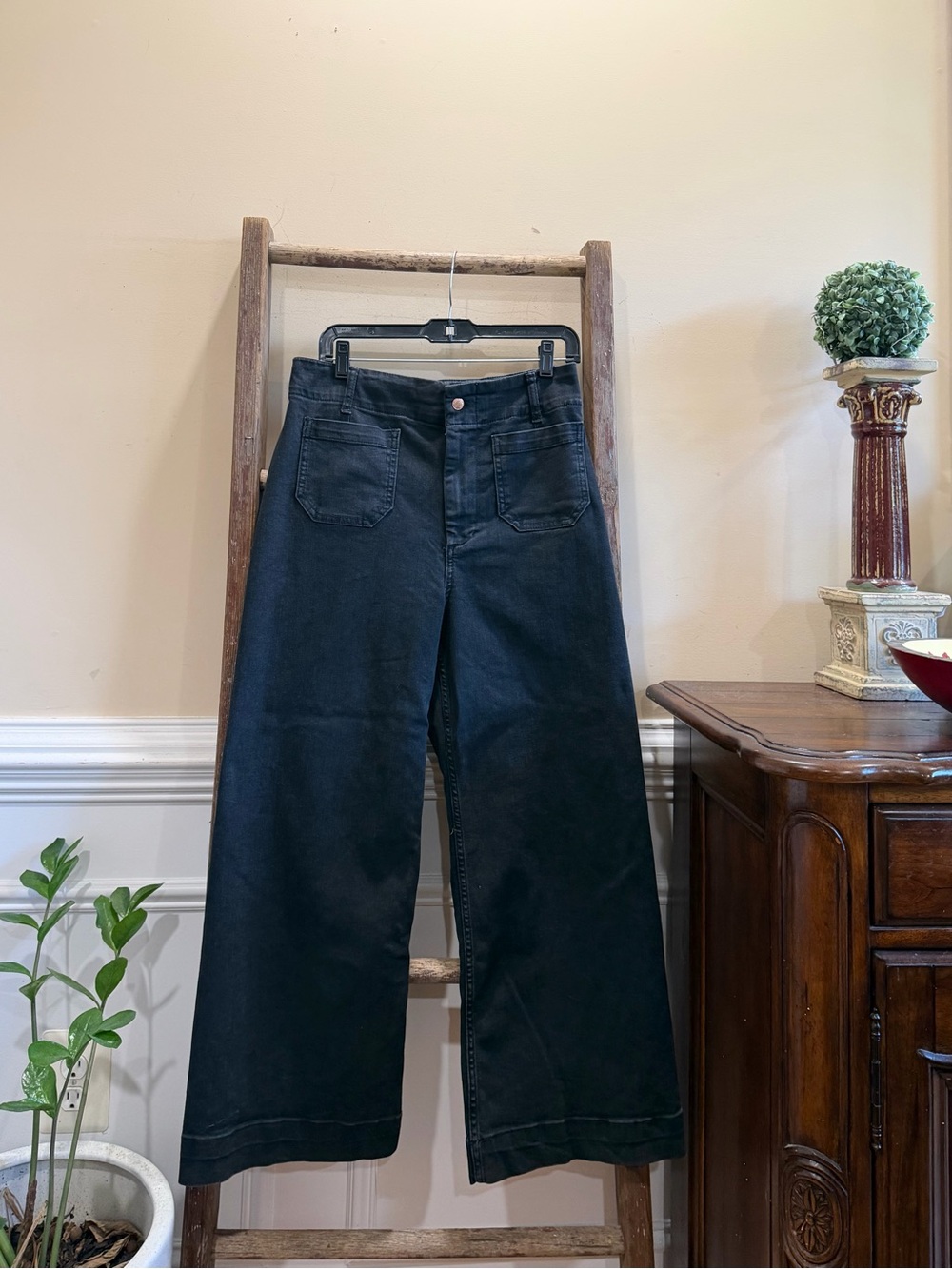 Pilcro High-Rise Wide-Leg Jeans in Black - Picture 2 of 4